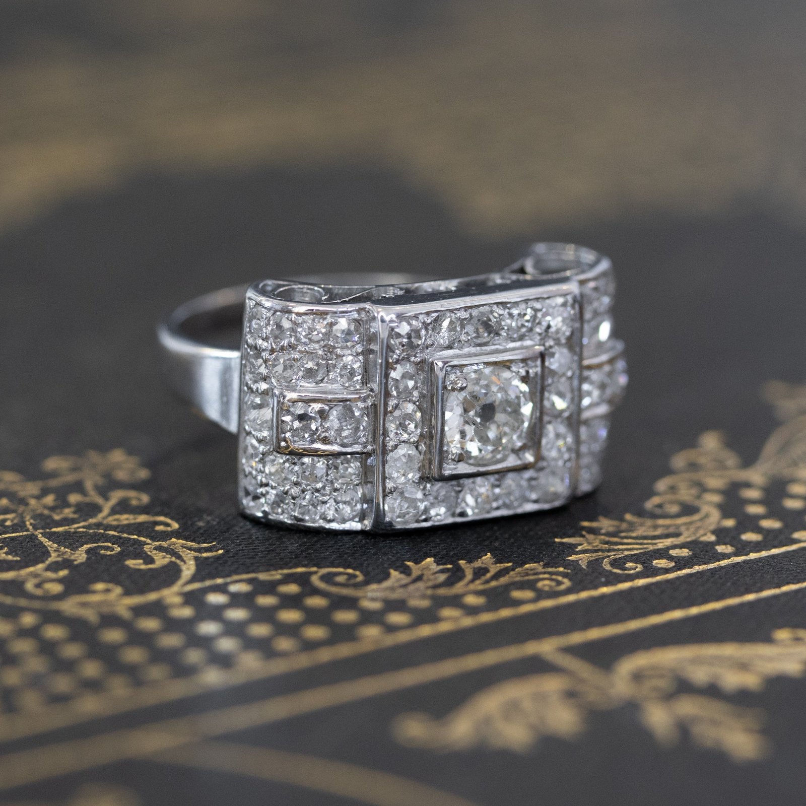 1.40ctw Art Deco Diamond Scroll Ring - Image 3
