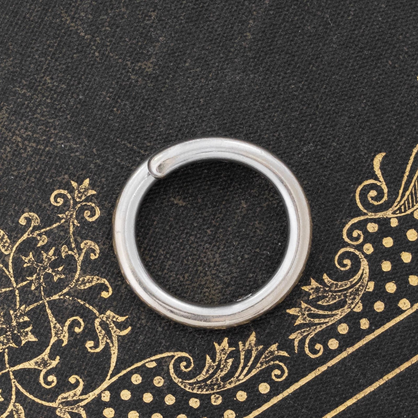 .33ctw Vintage Diamond Bypass Band - Image 6
