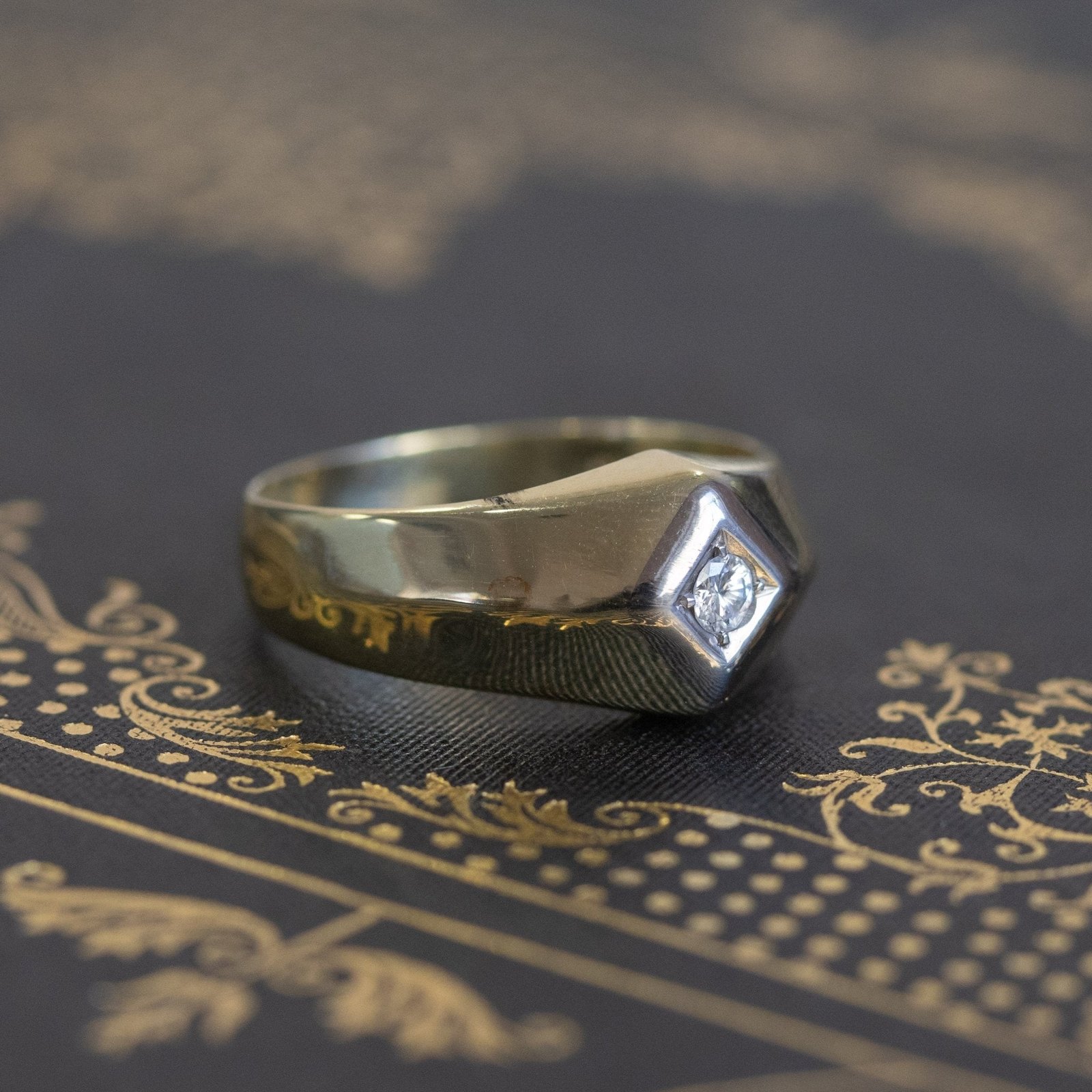 .12ct Diamond and Gold Knife Edge Unisex Band - Image 3