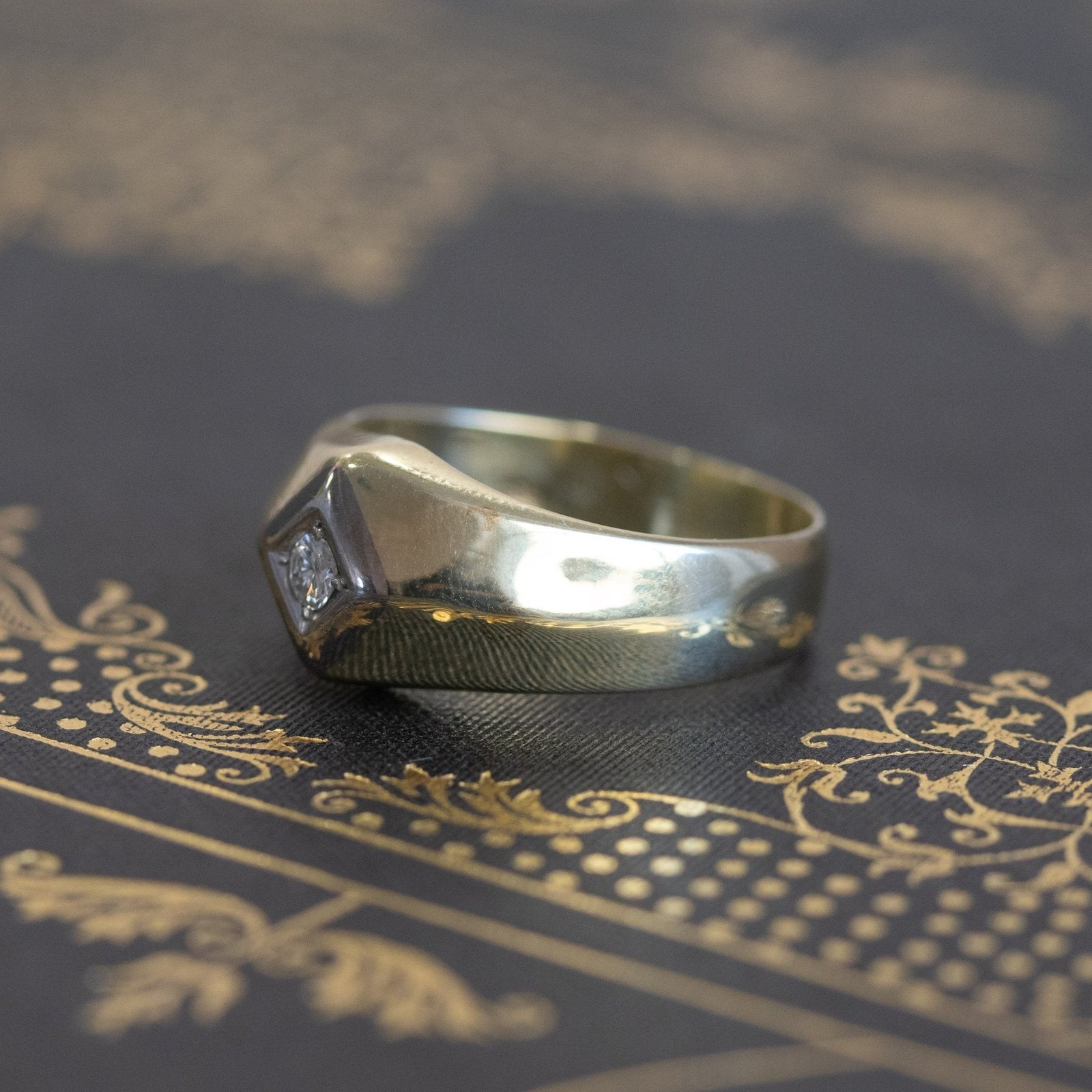 .12ct Diamond and Gold Knife Edge Unisex Band - Image 5