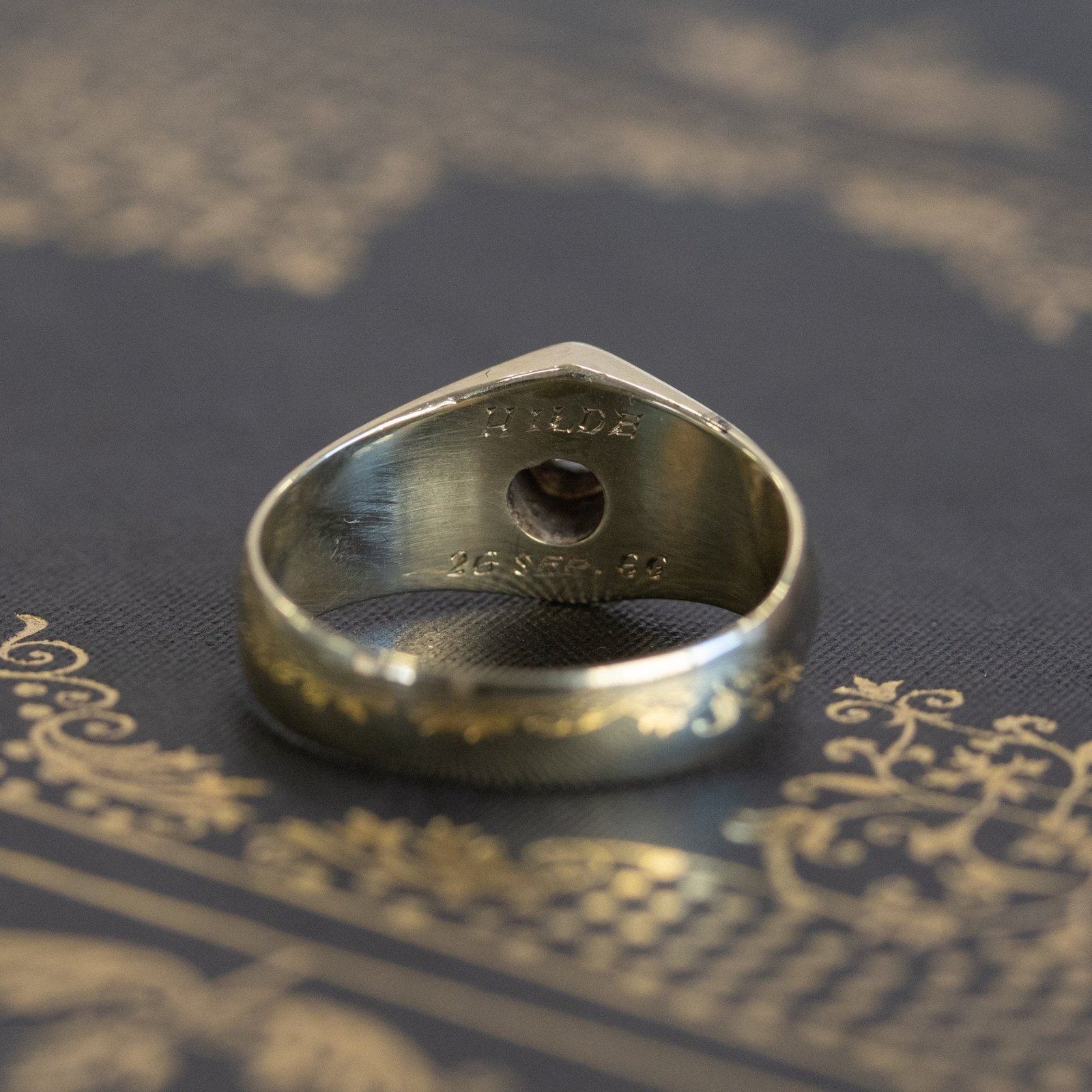 .12ct Diamond and Gold Knife Edge Unisex Band - Image 6