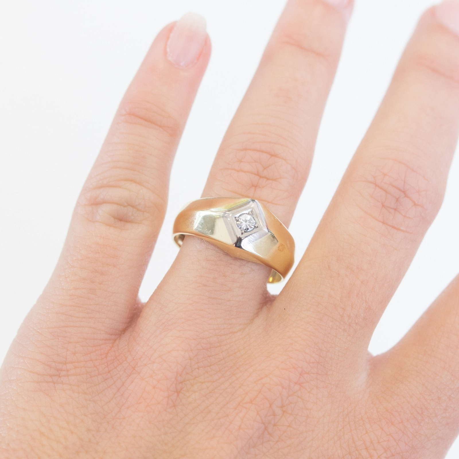 .12ct Diamond and Gold Knife Edge Unisex Band - Image 2